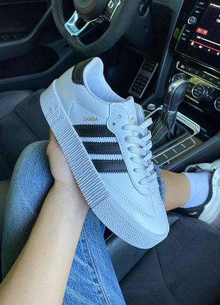 Білі жіночі кросівки adidas samba стильні та зручні для жінок