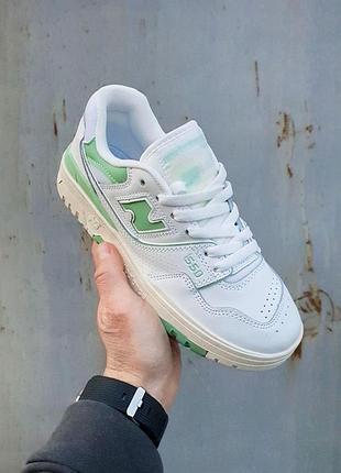 Білі шкіряні жіночі кросівки new balance 550 із зеленими акцентами