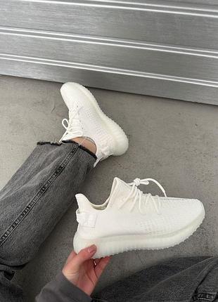 Жіночі кросове кросівки adidas yeezy boost 350 білі ізіки для жінок легкі тканинні адідас 37