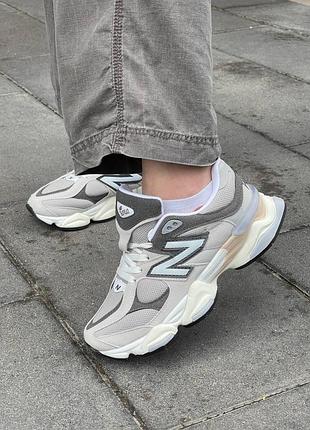 Замшеві жіночі кросівки new balance 9060 сірого кольору нью беланс