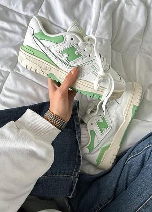 Біло-зелені жіночі кросівки new balance 550, ідеальні для активного життя