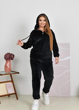 Стильний, м’який і комфортний прогулянковий костюм із велюру.