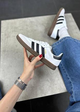 Білі жіночі кросівки adidas samba, стильні та комфортні адідас самба