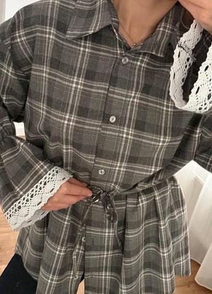 Сорочка oversized з поясом та мереживом на рукавах