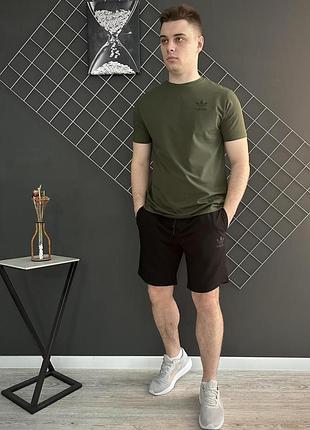 Летний комплект футболки хаки и черные шорты adidas мужской спортивный костюм на лето футболка и шорты adidas