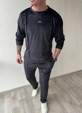 Стильный и комфортный костюм из мягкого легкого велюра