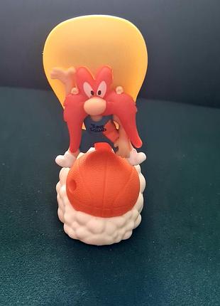 Коллекционная фигурка йозамита сэма (yosemite sam) из серии looney tunes, выпущенная для mcdonald's