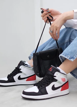 Женские кожаные кроссовки nike jordan.