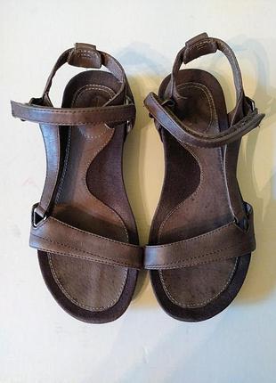 Teva/ женские коричневые кожаные босоножки teva capri universal с регулируемыми ремешками на липучках.