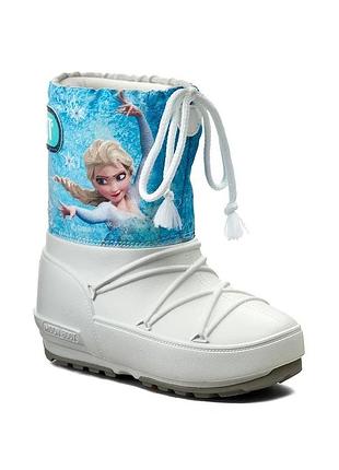 Moon boots frozen