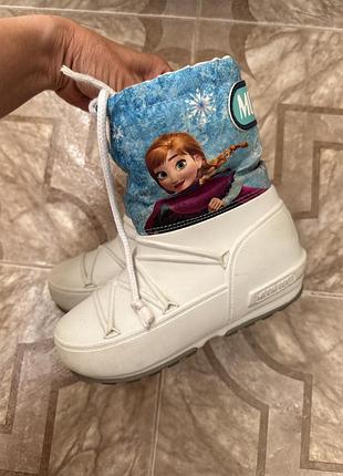 Moon boots frozen 4