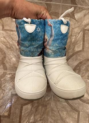 Moon boots frozen 6
