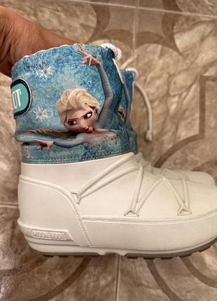 Moon boots frozen 3