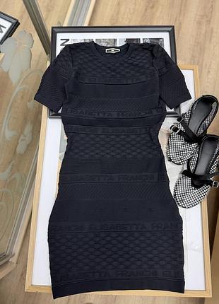 Черное платье-футляр от elisabetta franchi с короткими рукавами и вязаной текстурой