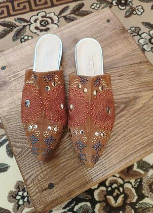 Кожаные женские мюли tony g.made in italy, оригинал!! декорированы металлическими заклепками.