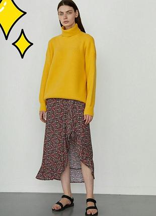 Об'ємний светр з високим коміром