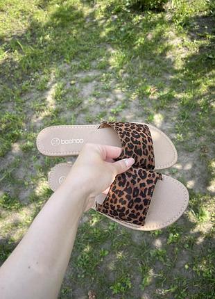 Шльопки від boohoo