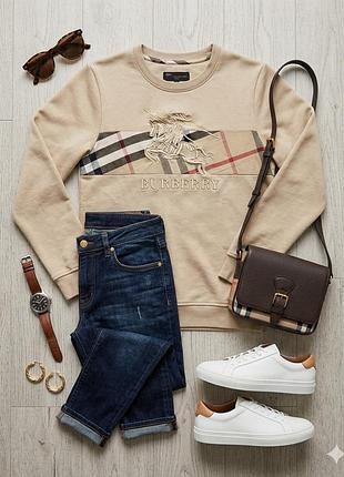 Продаю стильний світшот burberry у класичному бежевому кольорі. виглядає дуже елегантно та дорого.