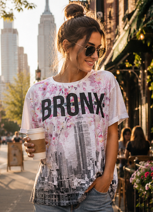 Стильная женская футболка белого цвета в яркий принт atmosphere bronx, 💯 оригинал