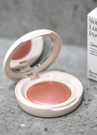 Сяючі рум'яна rare beauty soft pinch luminous powder blush у відтінку cheer