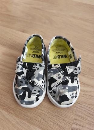 Продам оригинальные легкие тапочки от известного бренда Toms из лимитированной серии wildaid panda.