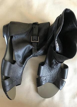 Betty flowets шкіряні босоніжки