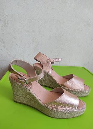 Кожаные женские босоножки 391⁄2/6 размера от бренда clarks