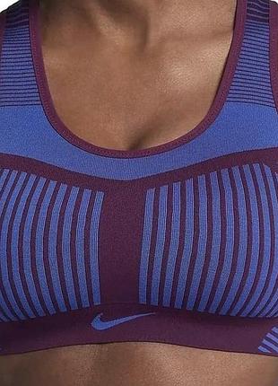 Спортивний топ від nike
