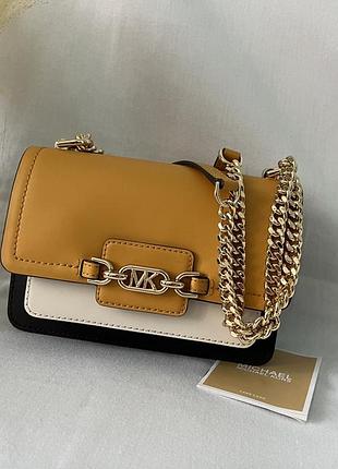 Шкіряна сумка крос-боді michael kors heather має характерний кольоровий дизайн із золотистою фурнітурою та ланцюжком🌼