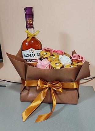 Солодкий призент подарунок букет комплімент, подарунок чоловікові,  подарунковий набір, оригінальний подарунок, коньяк і цукерки