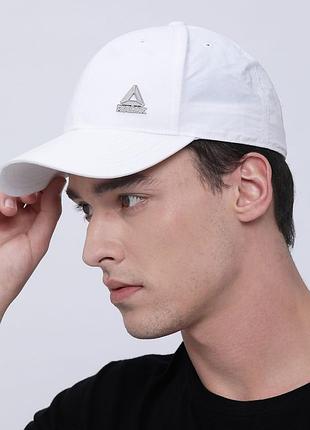 Біла бейсболка кепка нейлон унісекс reebok active foundation із металевим логотипом