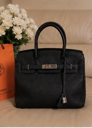 Женская структурированная черная сумка hermes birkin изготовлена из зернистой кожи togo с серебристой фурнитурой.