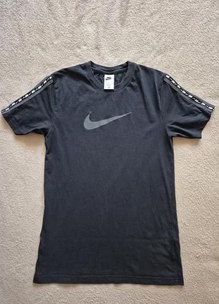 Футболка nike з лампасами чорного кольору