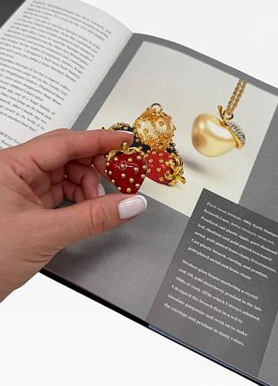 Вінтажна брошка «полуниця» від kenneth jay lane, колекція fruit salad jewelry, 1992 рік.