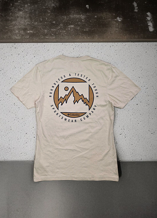 Бежевая мужская футболка columbia csc logo back tee с небольшим логотипом на спине