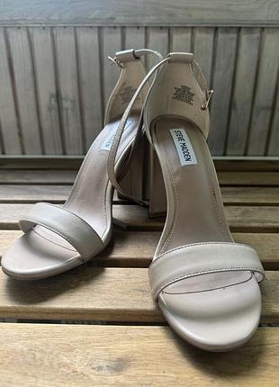 Туфлі босоніжки на підборах steve madden