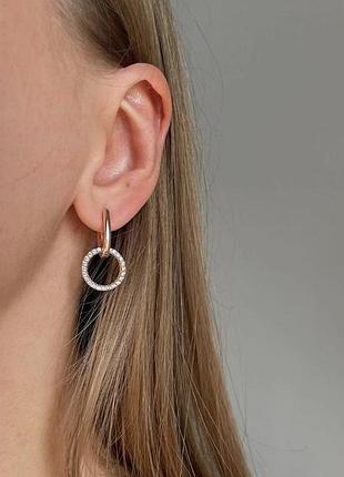 Серьги-подвески с колечком украшенным белыми фианитами по периметру медзолото