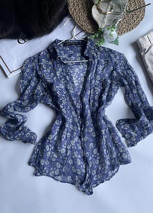 Синя шифонова блуза zara women має ніжний квітковий принт і напівпрозору текстуру с