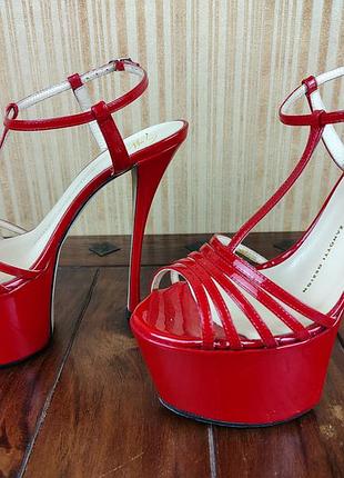 Женские босоножки giuseppe zanotti красные лаковая кожа платформа италия