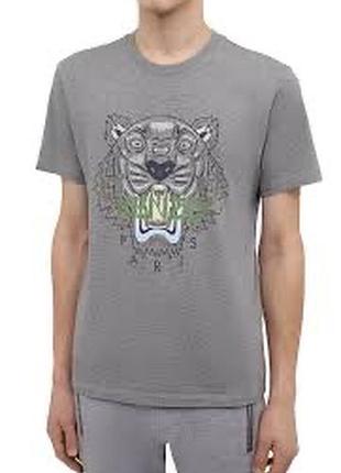 На. фотографії зображено чоловічу сіру бавовняну футболку kenzo tiger classic з культовим принтом у вигляді голови тигра та зеленим логотипом бренду.