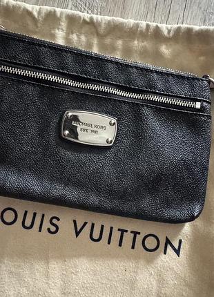Чёрный кожаный клатч michael kors est. 1981