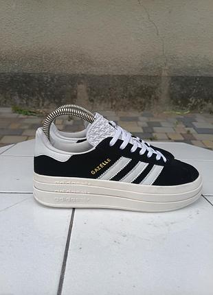 Жіночі кросівки adidas gazelle bold platform black white, чорні замшеві 
розмір 37 довжина устілки 23 см
стан гарний