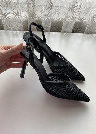 Босоніжки на каблуку