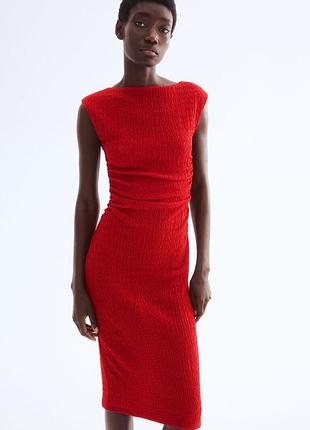 Новое красное платье миди  жатка с драпировкой h&m