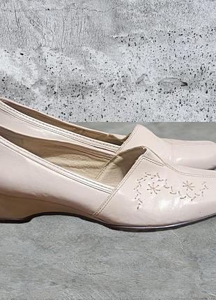 Кожаные туфли и бежевом цвете clarks