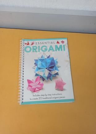 Книга руководство "essential origami" от издательства hinkler books, которая содержит пошаговые инструкции