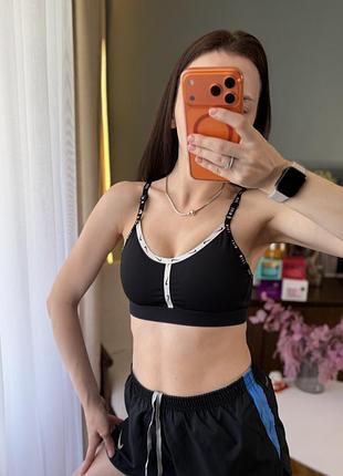 Чорний спортивний топ nike