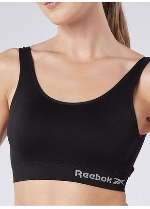 Чорний спортивний бюстгальтер reebok з безшовним дизайном та логотипом спереду.