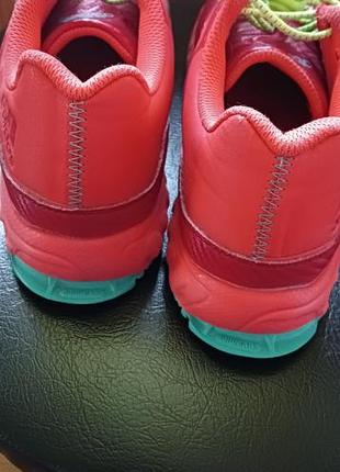 Яркие кроссовки adidas 3