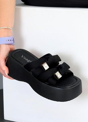 Молодежные черные шлепанцы на платформе декор камни